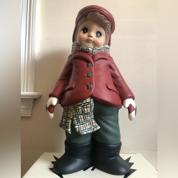 Beautiful Vintage Hand Painted Boy in Winter Attire Statue - Picture 3 of 12